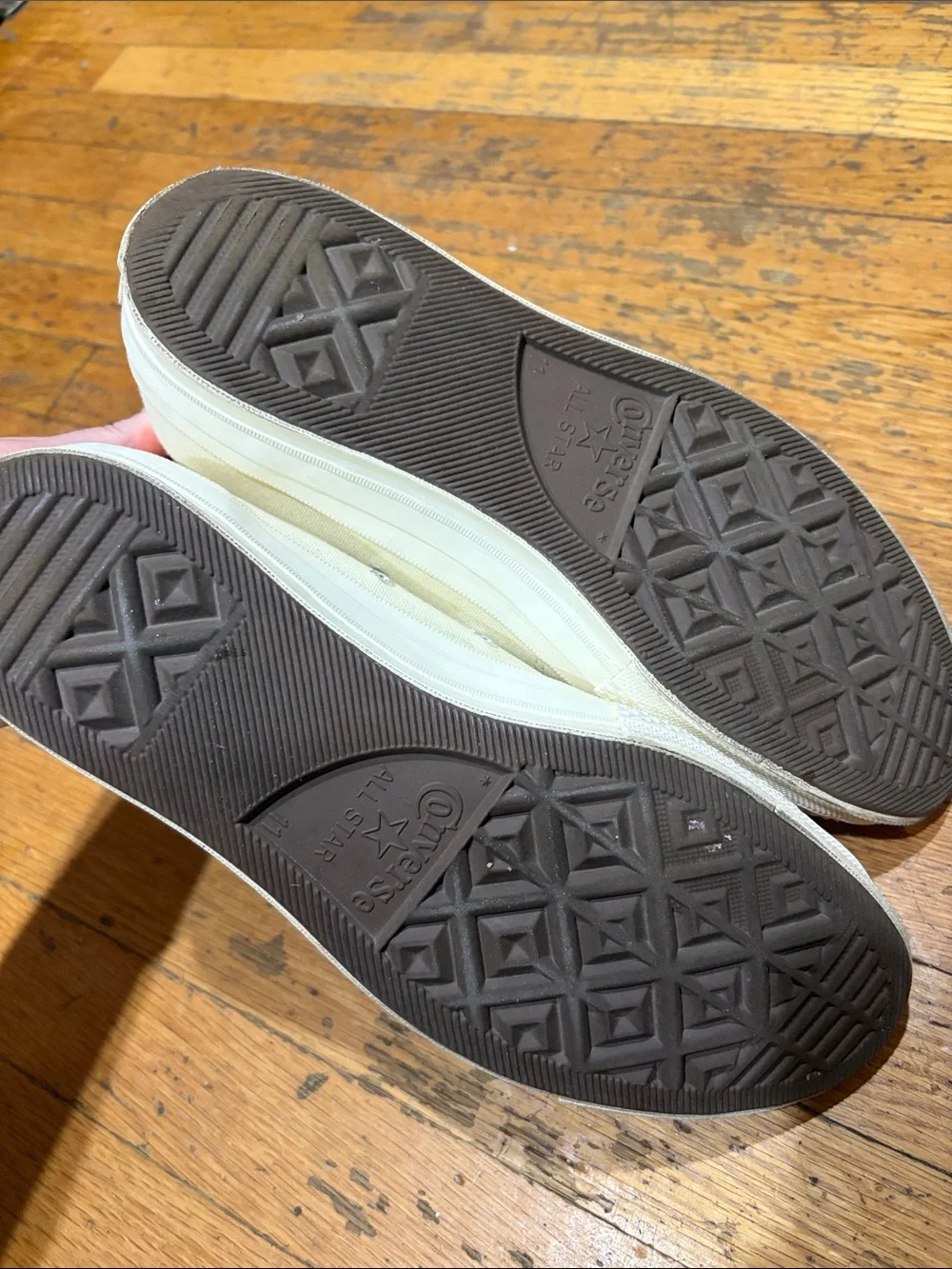 Converse PLAY Comme des Garcons Low-Top Sneakers in Cream with Red Heart